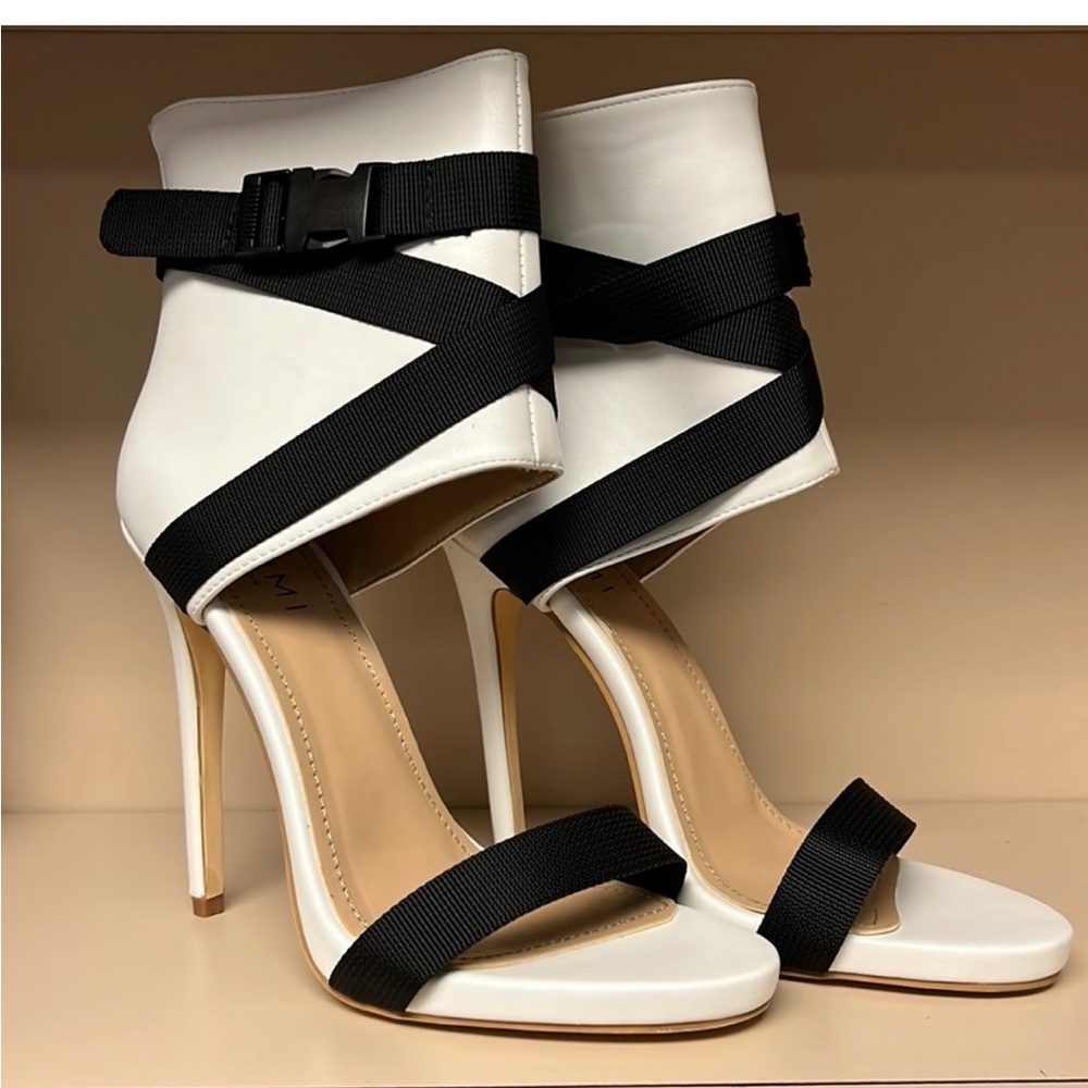 Simmi London Jamilla White Buckle Stileto Women's Heels. Size 6